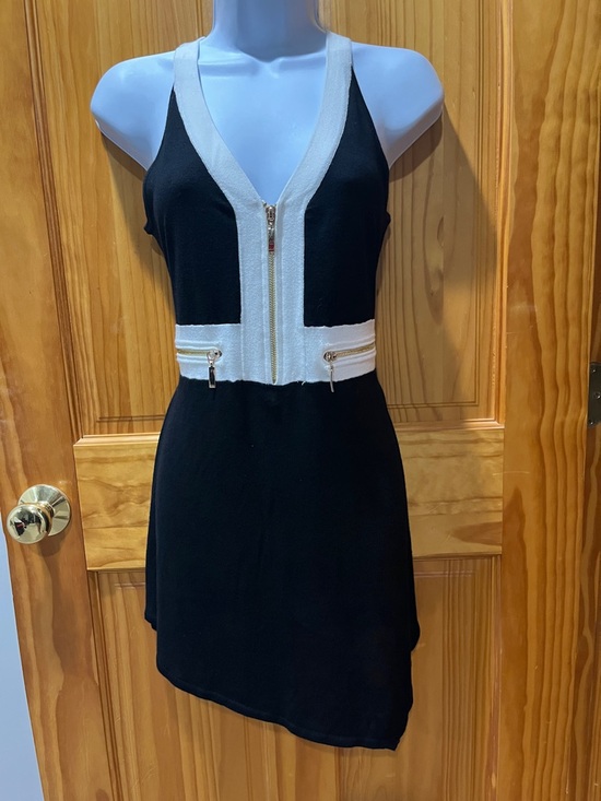 VENUS Tops - Venus Black and White Long Asymmetrical Top with pretty Zipper detailing